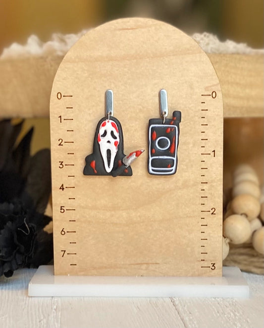 Scream mismatch earrings